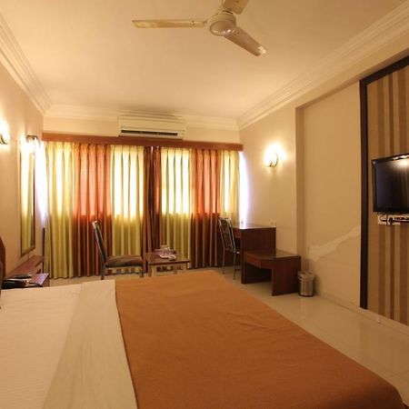 Hotel Prudent Vadodara Esterno foto