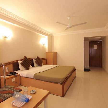 Hotel Prudent Vadodara Esterno foto