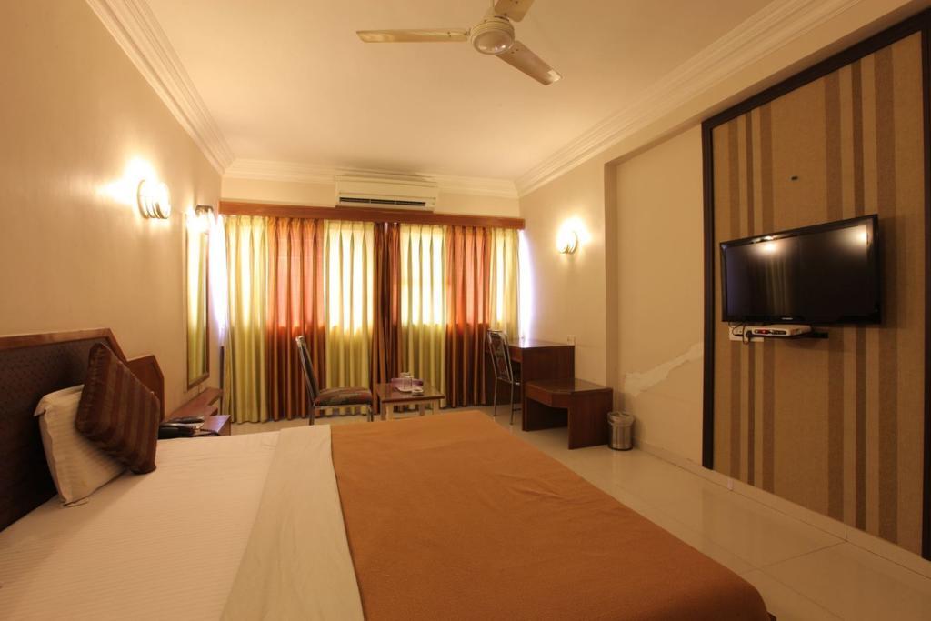 Hotel Prudent Vadodara Esterno foto
