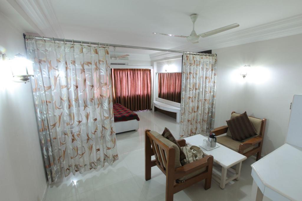 Hotel Prudent Vadodara Esterno foto