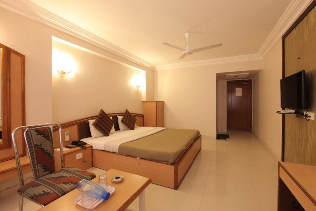Hotel Prudent Vadodara Esterno foto