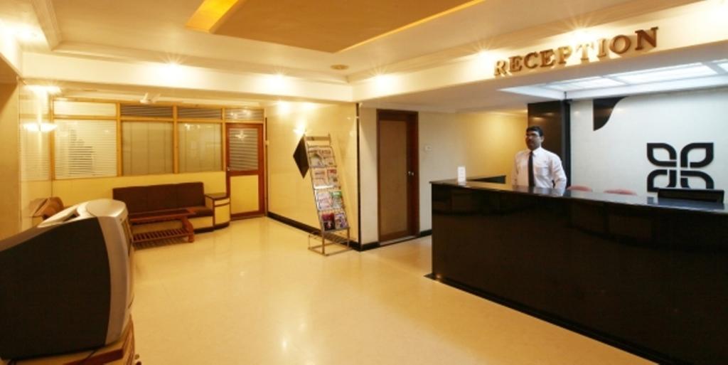 Hotel Prudent Vadodara Esterno foto