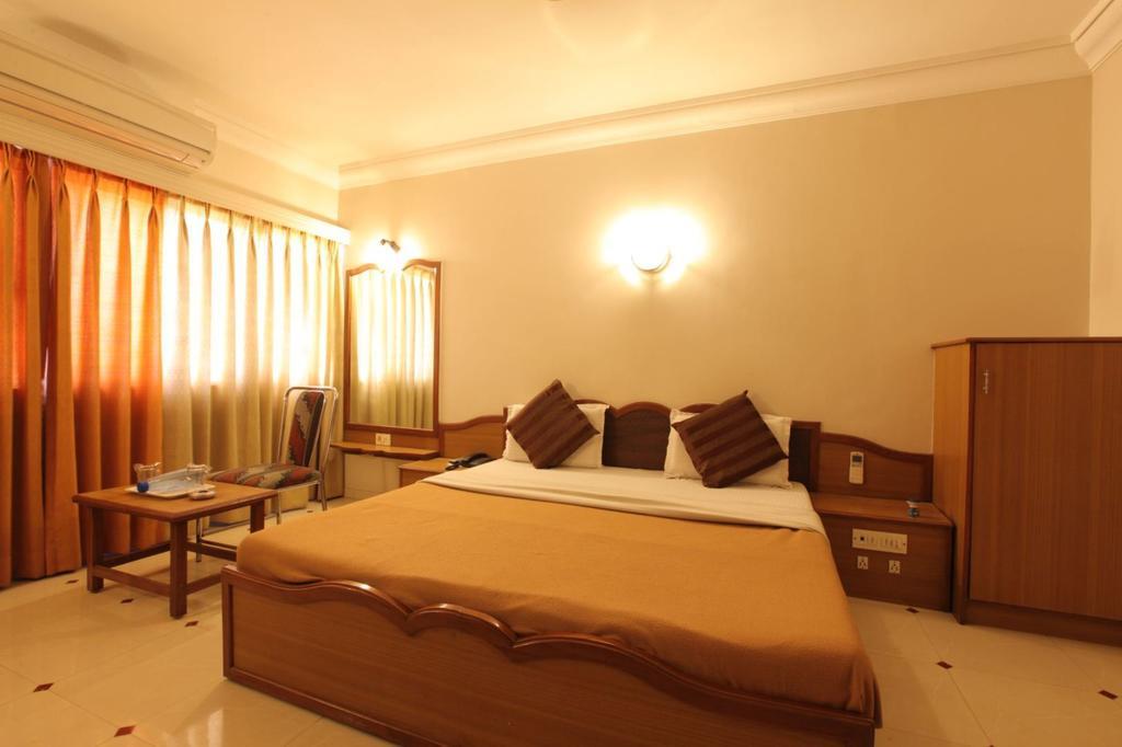 Hotel Prudent Vadodara Esterno foto