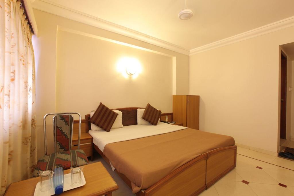 Hotel Prudent Vadodara Esterno foto