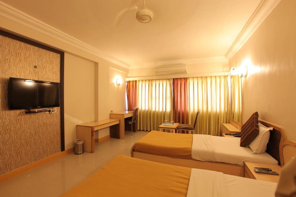 Hotel Prudent Vadodara Esterno foto