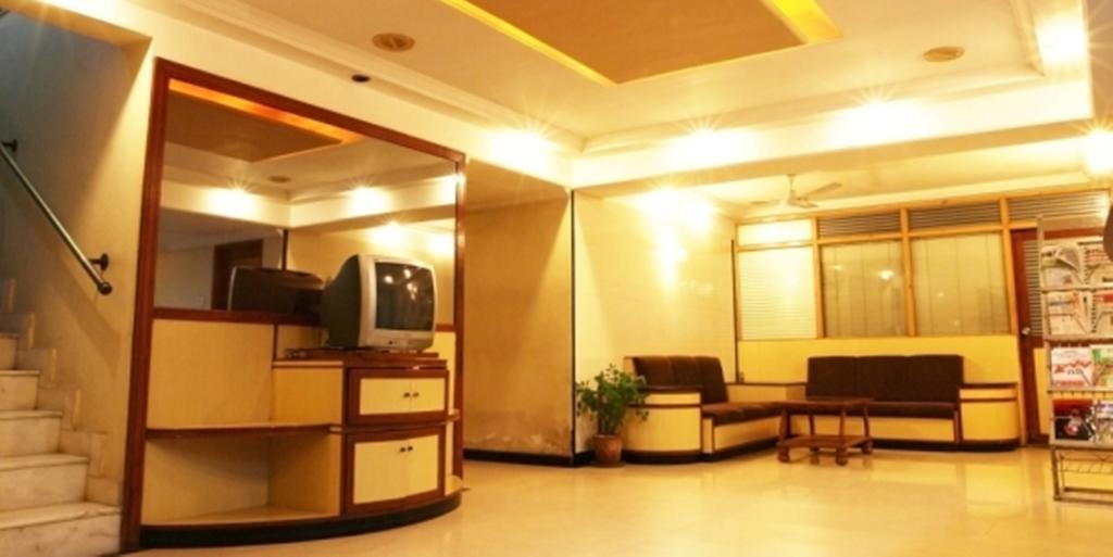 Hotel Prudent Vadodara Esterno foto